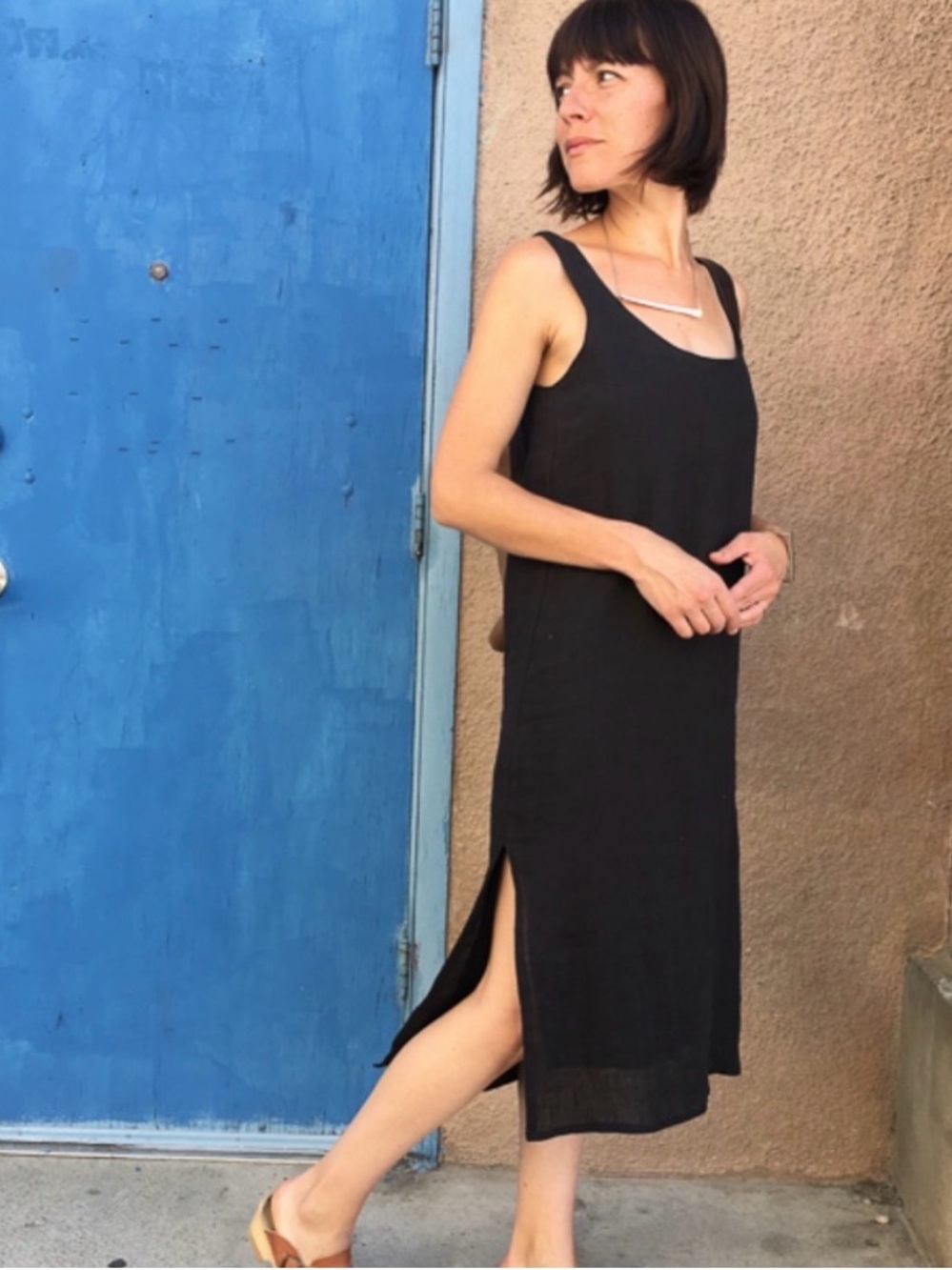 Ursa Minor Classic Sleeveless Black Linen Midi Dress